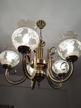 Lámpara dorada de techo con tulipas  No envío