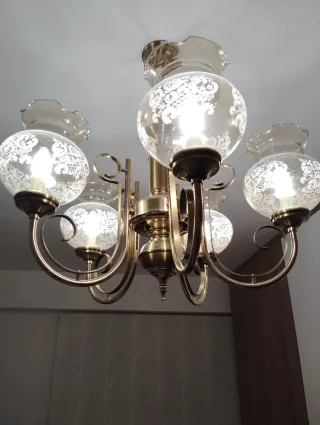 Lámpara dorada de techo con tulipas  No envío