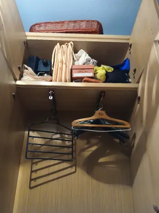 Armario de madera de 2 puertas