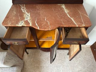 Mesa Isabelina con 6 Sillas, 2 Butacas y aparador