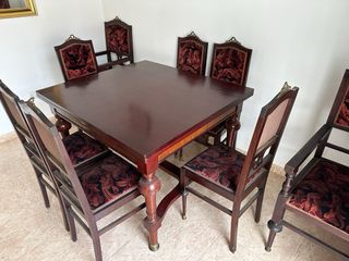 Mesa Isabelina con 6 Sillas, 2 Butacas y aparador