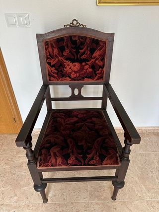 Mesa Isabelina con 6 Sillas, 2 Butacas y aparador