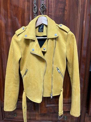 Chaqueta amarilla estilo motero