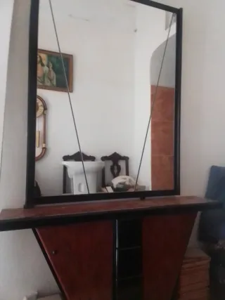 Cómoda de madera y cristal