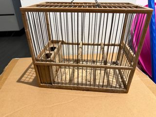 Jaula de madera para pájaros