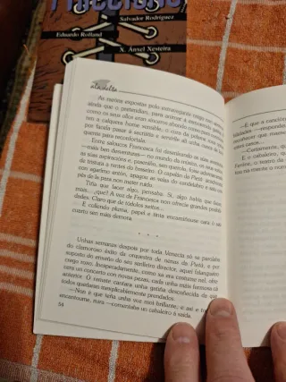 2 libros (Phiccións) y (Os gatos de Venecia)