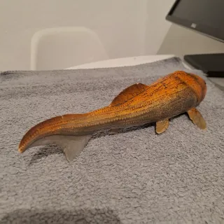 Figura pez prehistórico naranja