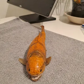 Figura pez prehistórico naranja