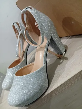 Zapatos de tacón plateados talla 42