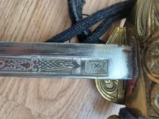 Espada decorativa con detalles dorados