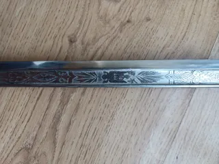 Espada decorativa con detalles dorados