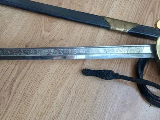 Espada decorativa con detalles dorados