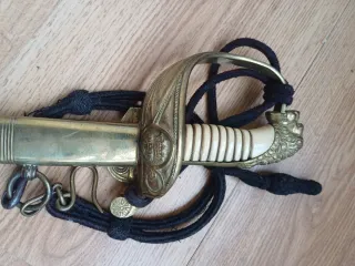 Espada decorativa con detalles dorados