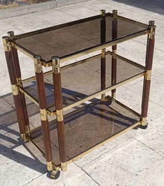 Mesa auxiliar elegante con cristal