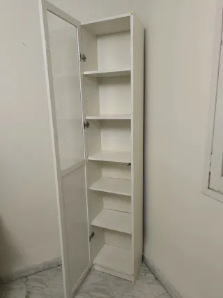 Estantería blanca con puerta y cristal