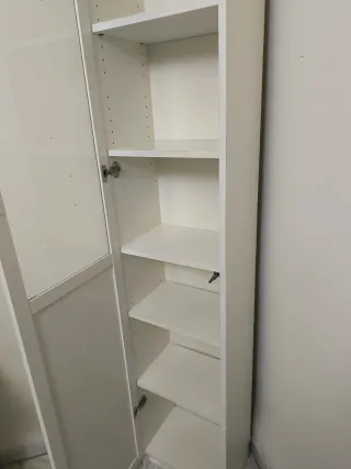 Estantería blanca con puerta y cristal