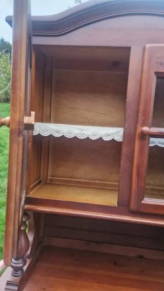 Mueble aparador de madera con vitrina.