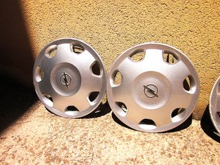 TAPACUBOS OPEL CORSA R13