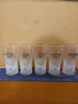 5 Copos Heineken Servidos Extra Frio Todos  5€