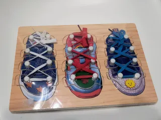 Juego de madera para atar cordones