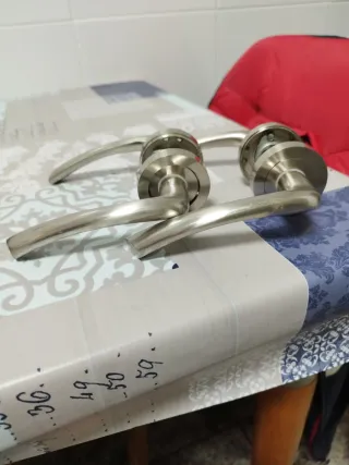 Manillas de puerta plateadas