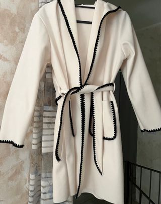Cappotto donna beige con bordi neri