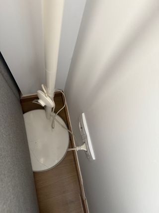 Lámpara de pie blanca