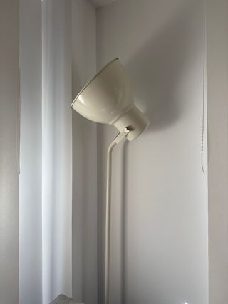 Lámpara de pie blanca