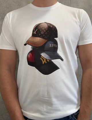 T-shirt bianca con stampa cappelli