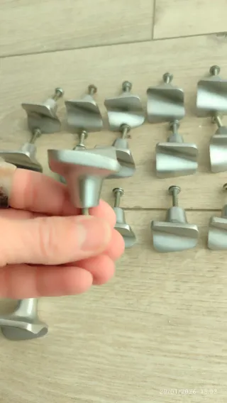 Tiradores plateados cuadrados