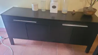 Aparador negro con cajones y tiradores metalicos