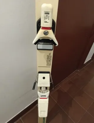 Antiguos esquís para decoración habitación juvenil