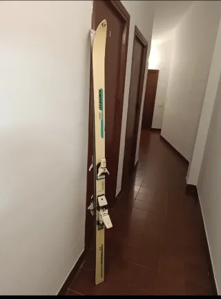 Antiguos esquís para decoración habitación juvenil