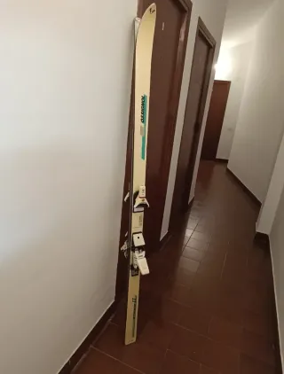 Antiguos esquís para decoración habitación juvenil