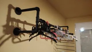 Percha de hierro con anclajes para pared.