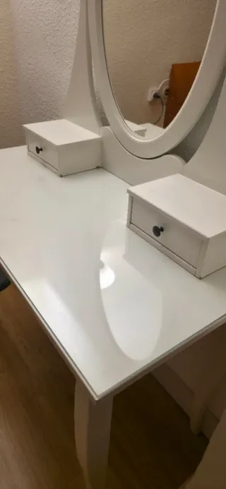 Tocador de madera blanco con espejo