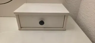 Tocador de madera blanco con espejo