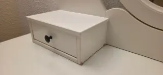 Tocador de madera blanco con espejo