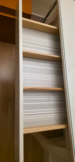 Tocador de madera blanco con espejo