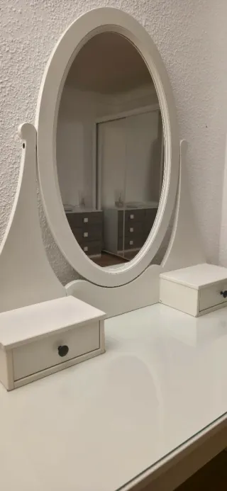 Tocador de madera blanco con espejo