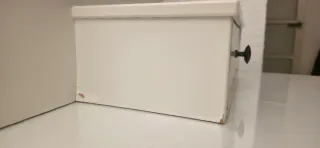 Tocador de madera blanco con espejo