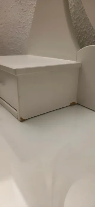 Tocador de madera blanco con espejo