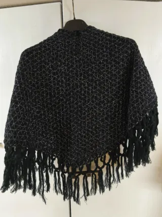 poncho/mantella lavorato a maglia di colore nero