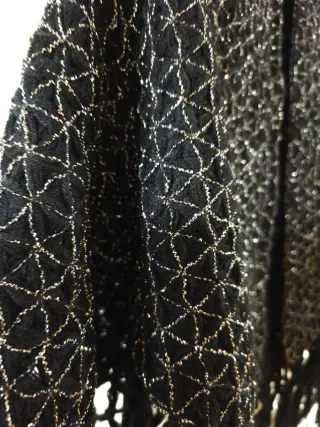 poncho/mantella lavorato a maglia di colore nero