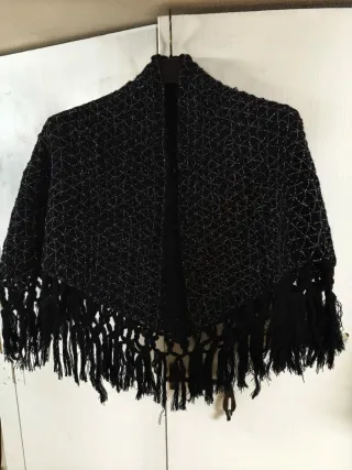poncho/mantella lavorato a maglia di colore nero