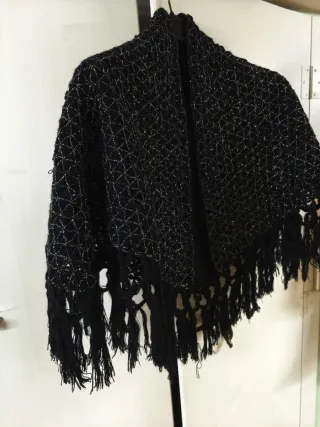 poncho/mantella lavorato a maglia di colore nero