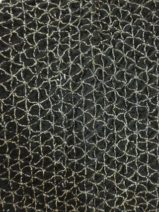 poncho/mantella lavorato a maglia di colore nero