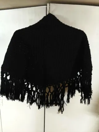 poncho/mantella lavorato a maglia di colore nero