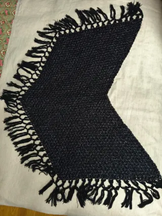 poncho/mantella lavorato a maglia di colore nero