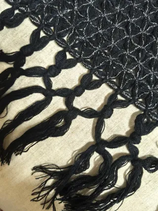 poncho/mantella lavorato a maglia di colore nero